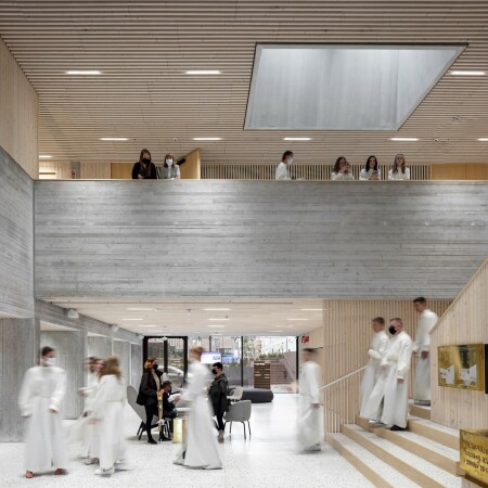 Kirche und Wohnen in Vantaa von Oopeaa