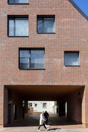 Kirche und Wohnen in Vantaa von Oopeaa