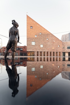 Kirche und Wohnen in Vantaa von Oopeaa