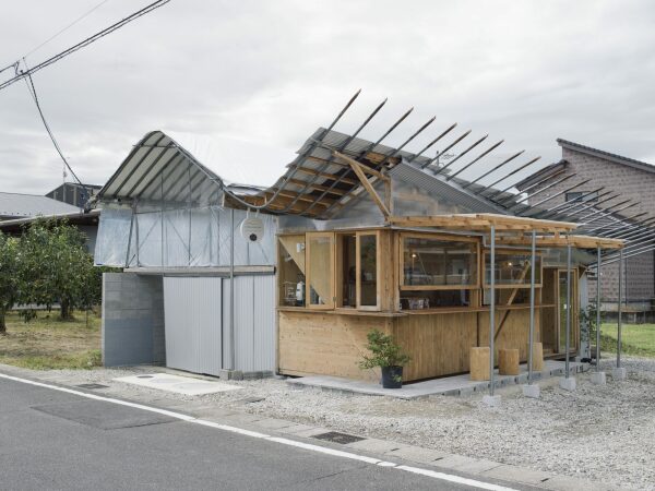Fr ihren Erdbeerstand im japanischen Gifu verfolgten tamotsu ito architecture office einen DIY-Ansatz.