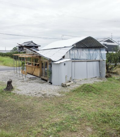 Im greren Gebudeteil finden sich Arbeitsflchen.
