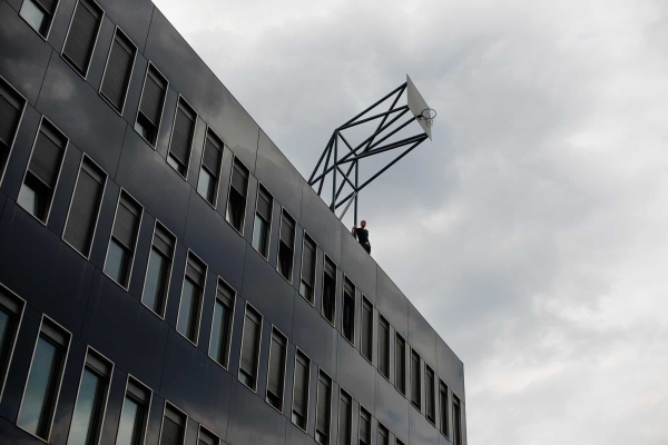 Installation „Never Ever“ des Münchner Künstlers Benjamin Bergmann auf dem Dach des Rechenzentrums der Technischen Universität München, 2012