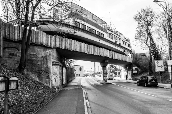 Der ehemalige Ausflugsdampfer Alte Utting auf einer stillgelegten Eisenbahnbrücke im Münchner Großmarktareal, 2018