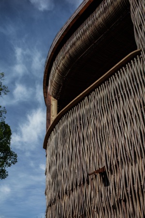 An der sdlichen Stirnseite prgt eine gewebte Weidenstruktur das Erscheinungsbild.