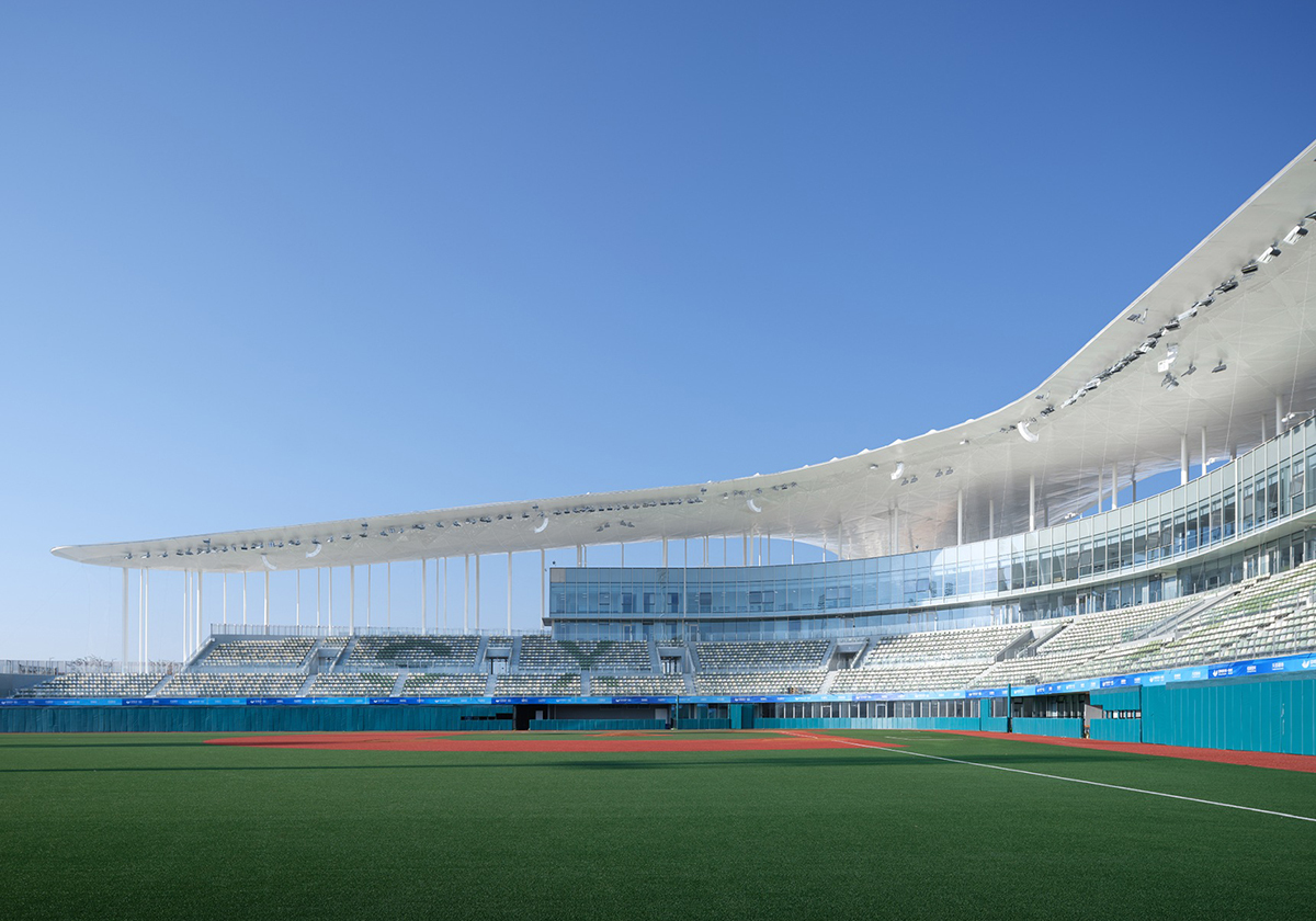 Unter Wolkenflügeln - Baseball-Arena in Shaoxing von UAD