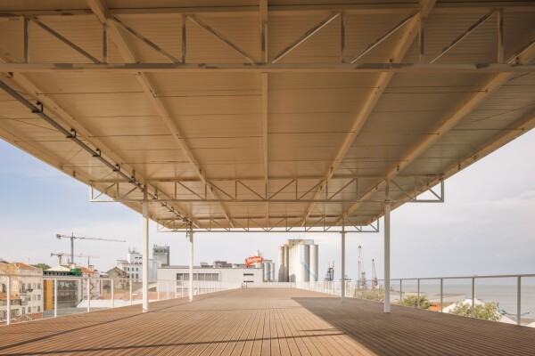 Umbau von Julian Breinersdorfer Architekten in Lissabon
