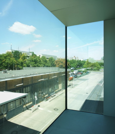 Ein Glaskubus schiebt sich aus der Fassade und verweist auf die Planung von Ernst Sagebiel aus den 30er Jahren.