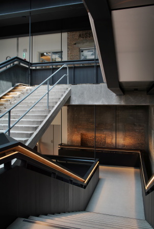 Die neue Stahltreppe ist eingehängt und verläuft mal über und mal neben dem denkmalgeschützten Bestand.
