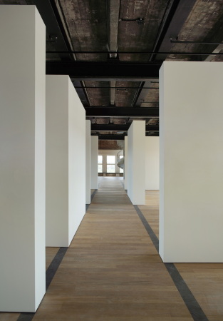 Die Stellwnde der Ausstellung lassen den einstigen Mittelgang der Etage nachempfinden.