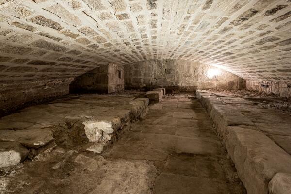 Der Gewlbekeller aus dem 13. Jahrhundert blieb erhalten und wurde der ffentlichkeit zugnglich gemacht.