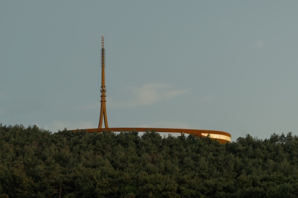 Funkturm mit Besucherzentrum von IND und Powerhouse Company