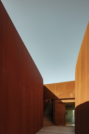 Funkturm mit Besucherzentrum von IND und Powerhouse Company