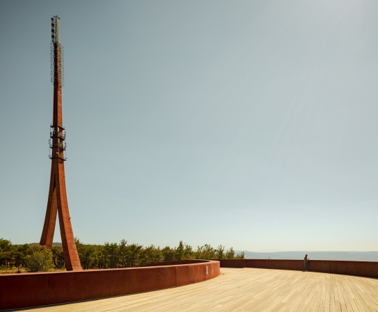 Funkturm mit Besucherzentrum von IND und Powerhouse Company