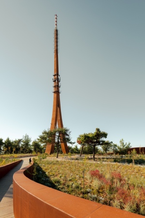Funkturm mit Besucherzentrum von IND und Powerhouse Company