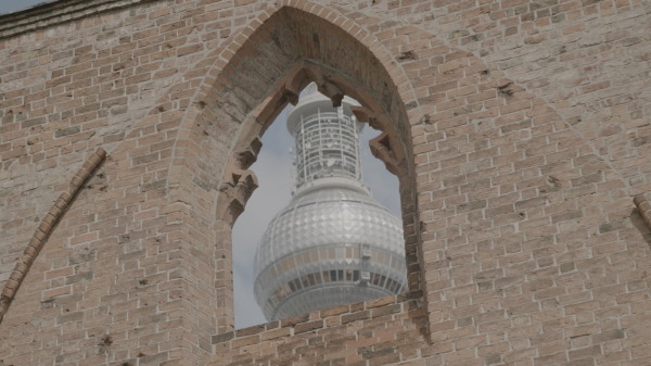 Die Konferenz findet in der Ruine der Franziskaner Klosterkirche in Berlin statt. Seit 2016 wird die Klosterruine für Veranstaltungen genutzt, die sich aus künstlerischer Perspektive mit dem Ort und der ihn umgebenden Stadtplanung auseinandersetzen.