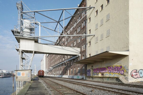 Eine der Radtouren führt zum Konversionsareal Deutzer Hafen in Köln.