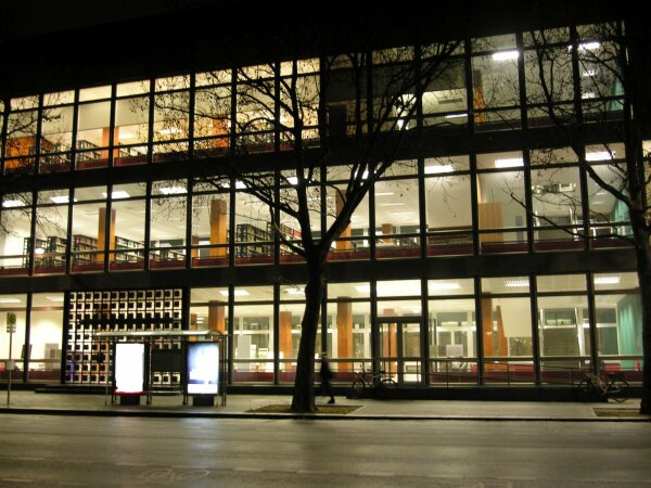 Die ZLB am jetzigen Standort in der Berliner Stadtbibliothek in Mitte  Auenaufnahme bei Nacht
