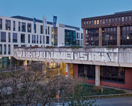 Ohne Titel (Beton-Schriftzug), Ruhr-Universitt Bochum, Knstler: Henryk Dywan, 1973, Architektur: Hentrich + Petschnigg