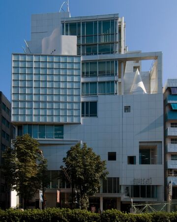 Spiral Building in Tokio (1985). Foto: Wiiii, Wikimedia Commons, CC BY-SA 3.0