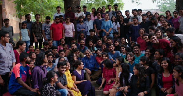 Doshi mit Studierenden der von ihm mit gegrndeten Hochschule fr Architektur CEPT in Ahmedabad, (gebaut 196268)