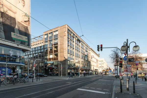 Die Sparkasse D1 (1953�54) von Karl und Wilhelm Schmucker und Josef Beschof wurde 1977�81 von Helmut Striffler umgebaut. Nun soll sie einem Neubau weichen.