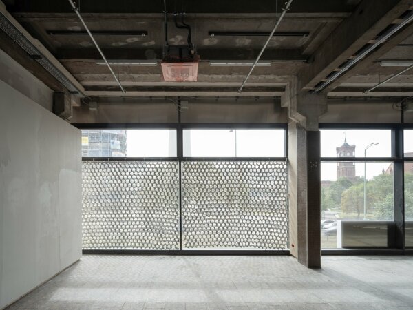 Fassadenarbeit von Folke K�bberling aus recycleten Materialien