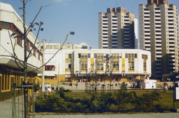 Vorplatz und S-Bahnhof mit Post und Warenhaus in Berlin-Marzahn (1987)