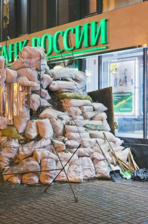 2013-2014, Majdan-Proteste, Kiew, Ukraine. Barrikade aus mit Eis gefllten Plastikscken