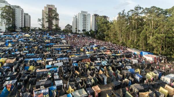 Mit 33.000 Beteiligten und über 12.000 Hütten war das Protestcamp „Povo Sem Medo“ in São Paulo 2017–2018 nicht nur die bekannteste Besetzung der „Bewegung der Arbeiter*innen ohne Dach“, kurz MTST, sondern auch eine der größten in Lateinamerika.