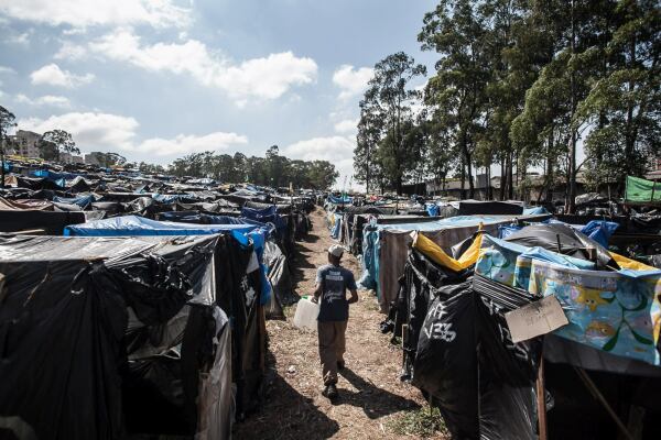 20172018, MTST-Protestcamp Povo Sem Medo, So Paulo: Lange Gasse zwischen Zeltbauten