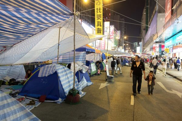 2014, Umbrella-Movement, Hongkong berdachte Zelte im Causeway-Bay-Distrikt