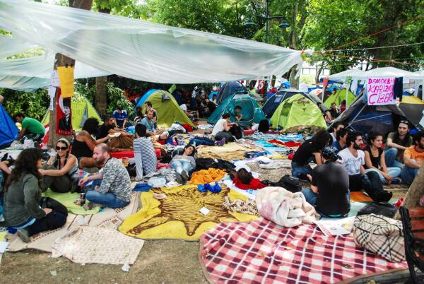 2013, Gezi-Park-Proteste, Istanbul. Die Transformation des Gezi-Parks in einen utopischen Protestraum ging einher mit der Errichtung informeller Strukturen: Matratzen, bunte Decken, an Seilen gespannte Planen und hunderte Zelte verbreiteten sich innerhalb kurzer Zeit.