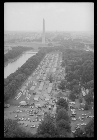 1968, Resurrection City, Washington, DC. Protestcamp auf der National Mall im Rahmen der Poor Peoples Campaign von Martin Luther King. Ein aus mehreren Architekten bestehender Bauausschuss wurde mit der Planung des sechswchigen Camps beauftragt.