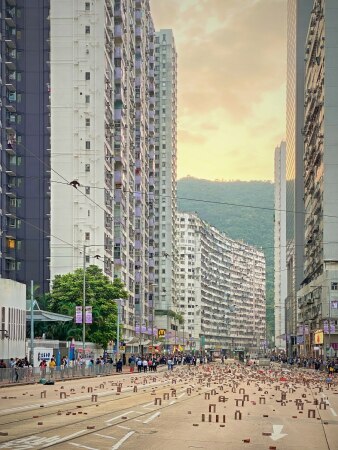 20192020, Hongkong: Ziegelbarrikaden zwischen Wohnhochhusern