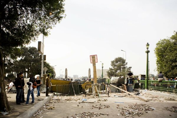 2011, Tahrir-Platz, Kairo, gypten. Barrikade an der Qasr-el-Nil-Brcke