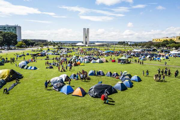 2019, Acampamento Terra Livre, Braslia: Das Acampamento Terra Livre ist die grte Versammlung von Indigenen in Brasilien, bei der jhrlich mehr als 4000 Teilnehmende in Braslia in einem Protestcamp vor dem Parlament zusammenkommen, um fr ihre Rechte zu kmpfen.