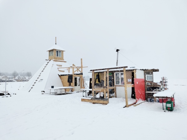 20212022, Lobau-bleibt!-Proteste, Wien: Die Lobau, ein als schtzenswert ausgewiesenes Auengebiet in der Nhe von Wien, wird seit langem von den Plnen der sterreichischen Verkehrspolitik bedroht. Die Pyramide im Protestcamp Wste hatte sich in krzester Zeit zu einer Art Signet der Lobau-bleibt!-Bewegung entwickelt.
