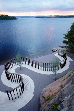 Manthey Kula: Utyakaia National Memorial, Norwegen, 2022, in Zusammenarbeit mit Bureau Bas Smets (Landschaftsarchitektur), Brssel