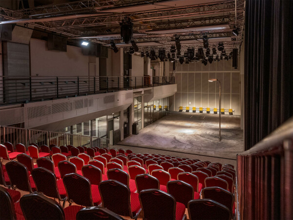 Blick auf die Bhne im Inneren der M*Halle.