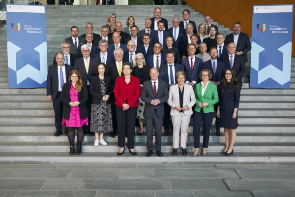 Teilnehmerinnen und Teilnehmer am Bndnistag bezahlbarer Wohnraum 2023.