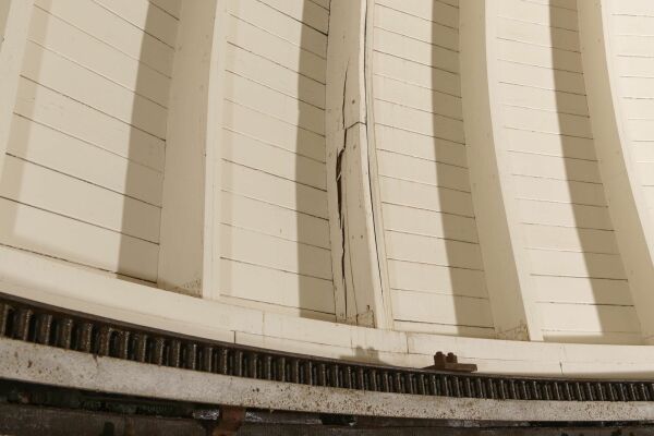 Schadensbild vor der Instandsetzung: Risse und Feuchtigkeit in der h�lzernen Kuppelkonstruktion