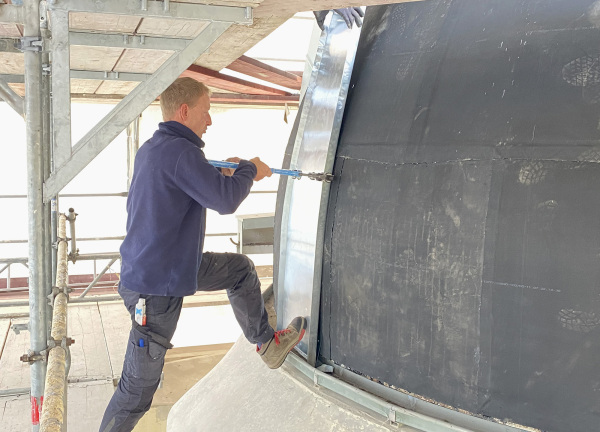 Anpassung von Blechsegmenten der Dachabdeckung an die Kuppelgeometrie