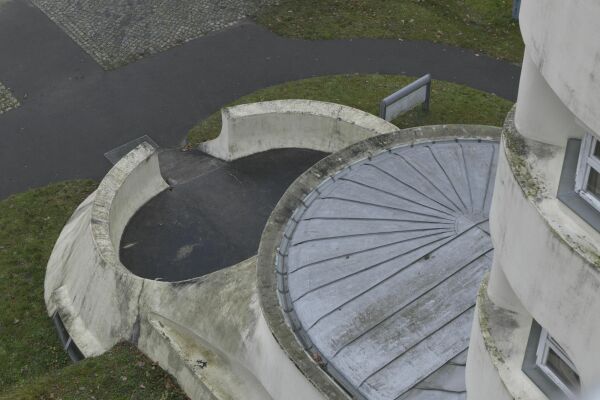 Schadensbild vor der Instandsetzung: Algen- und Schlierenbildung im Eingangsbereich