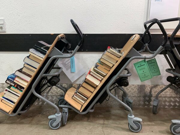 In der Festivalzentral wird die Comm vorbei genannte Bcherei erffnet.