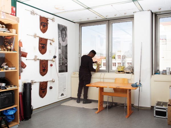 Zum Festival wird auch eine Ausstellung von Nadin Weixler zu sehen sein, die sich der Zwischennutzung in der ehemaligen Wirtschaftsuniversitt widmet. Etwa sind hier Ateliers wie das von Masimba Hwati eingezogen.