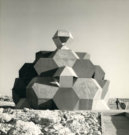 1969: Synagoge der Militrakademie in der Negev-Wste (Israel), gemeinsamer Entwurf von Alfred Neumann und Zvi Hecker