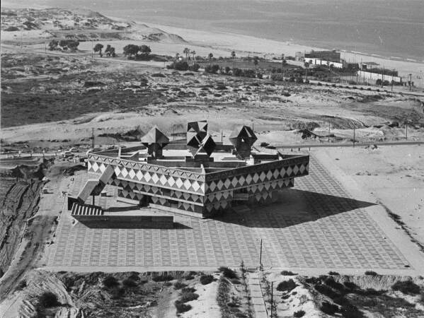 1963: Bat Yam City Hall (Israel), Entwurf von Alfred Neumann, Eldar Sharon und Zvi Hecker