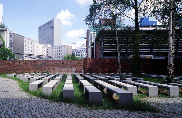 1997: Gedenkort fr die Synagoge an der Lindenstrae, Berlin. Gemeinsamer Entwurf mit Micha Ullmann und Eyal Weizman
