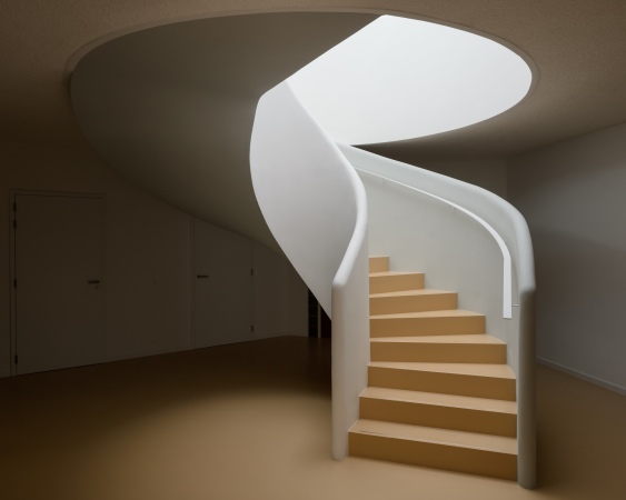 Zentrale Treppe in der Villa Kameleon von FELT, 2021