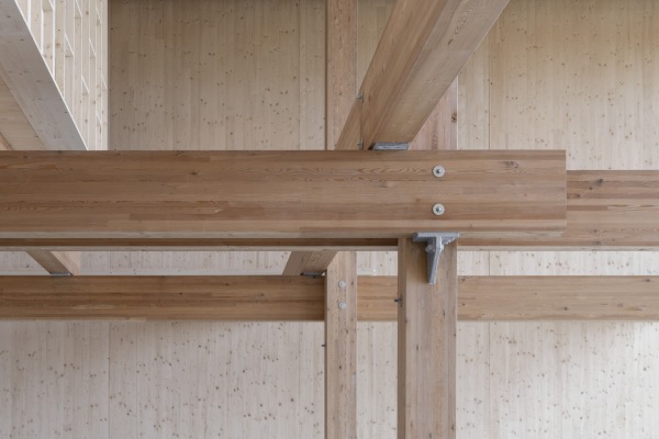 Auch in den Innenrumen ist die an die Pfahlbauten erinnernde Konstruktion prgend.